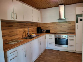 Geräumig ausgelegte Ferienwohnung in der oberen Etage mit Bergblick vom privaten Balkon